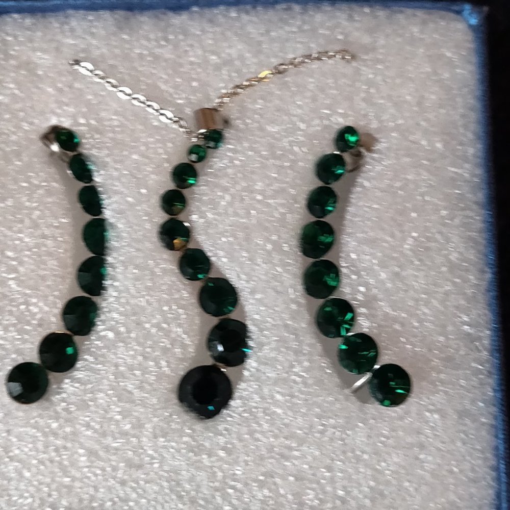 Beautiful Emerald Green Pendant and Ear Cuff Set